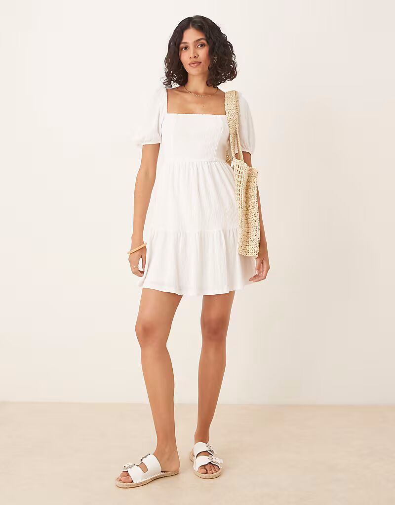 Летнее мини-платье Gina Tricot с короткими рукавами и завязками на спине в кремово-белом цвете
Летнее мини-платье Gina Tricot с короткими рукавами и завязками на спине в кремово-белом цвете