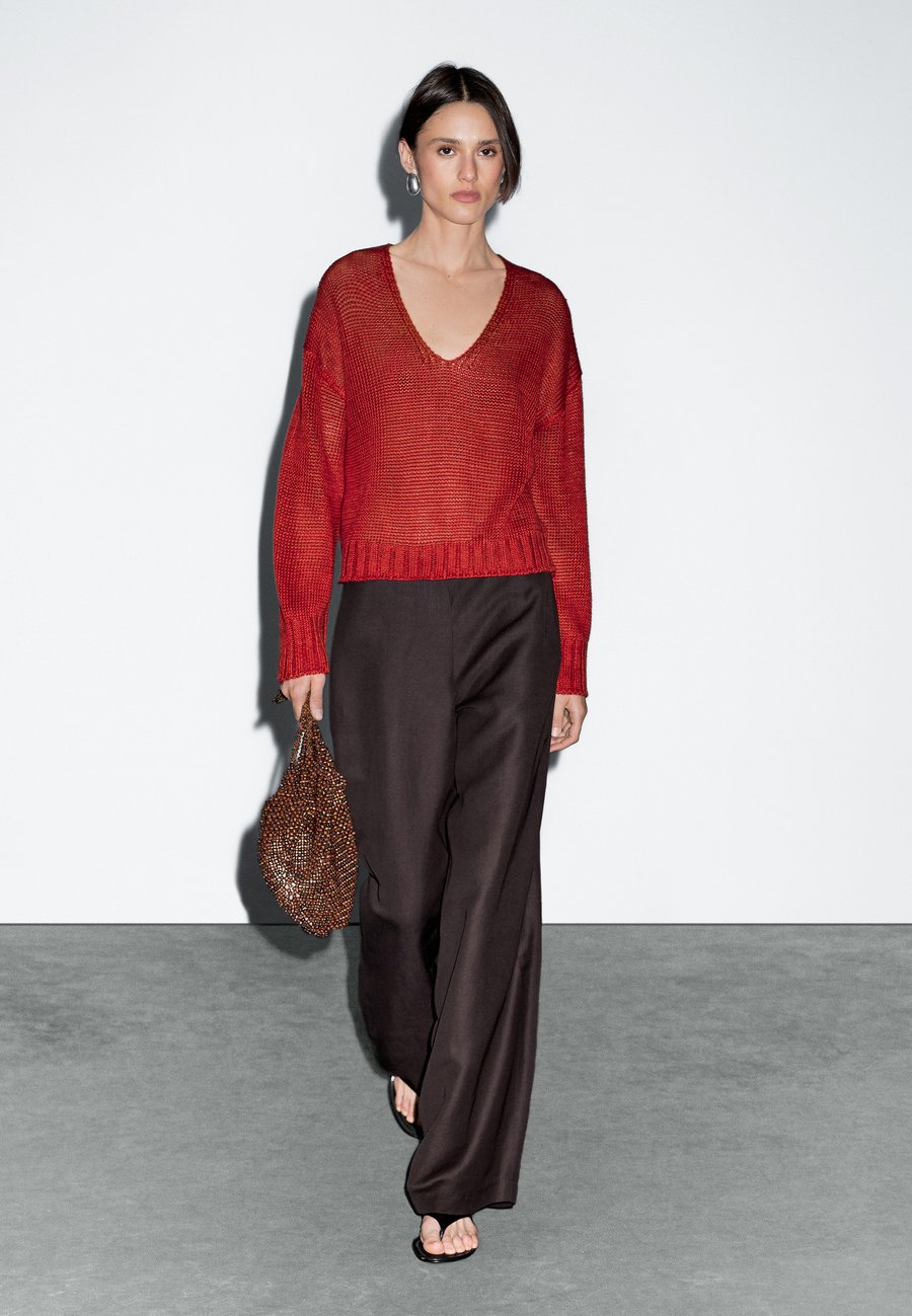 Джемпер Massimo Dutti V-NECK WITH LONG SLEEVES, Red
Джемпер Massimo Dutti V-NECK WITH LONG SLEEVES, Red