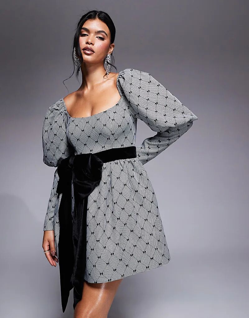 Мини-платье с рукавами-фонариками, флокированным бантом и бархатным бантом в черном и белом цвете ASOS LUXE
Мини-платье с рукавами-фонариками, флокированным бантом и бархатным бантом в черном и белом цвете ASOS LUXE