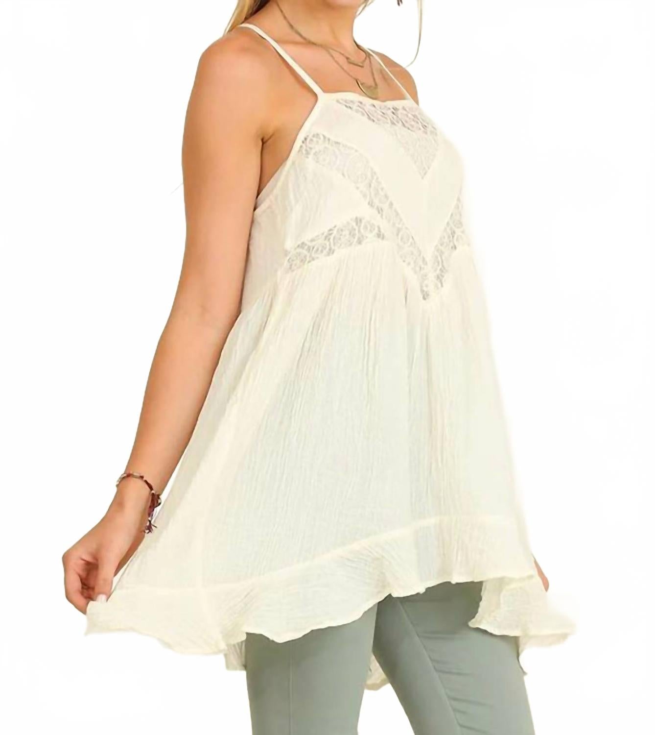 Кремовая безрукавная туника с рюшами и кружевом Umgee 
Кремовая безрукавная туника с рюшами и кружевом Umgee