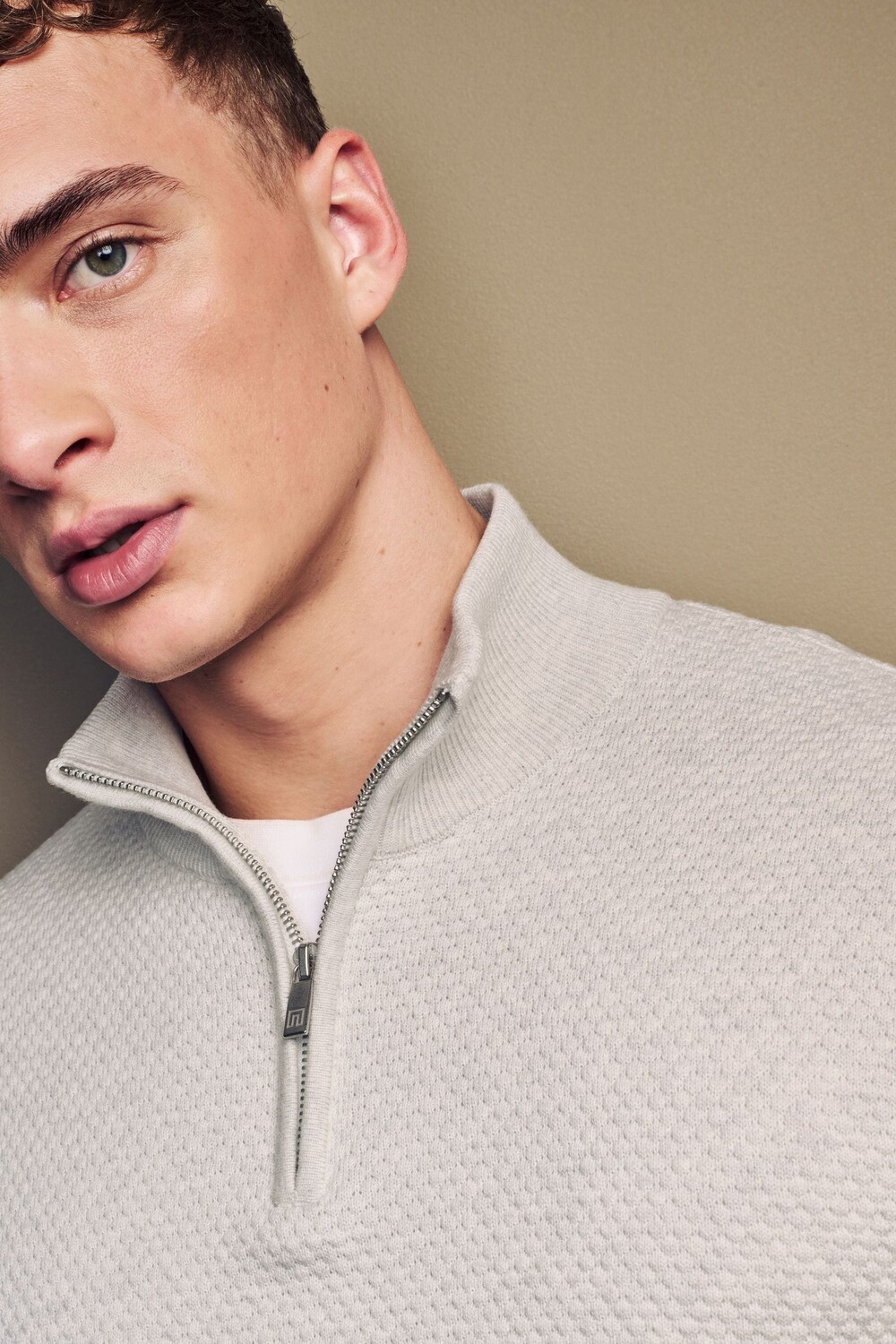 Джемпер прямого кроя из 100% хлопка премиум класса с застежкой молнией на воротнике Next, нейтральный
Джемпер прямого кроя из 100% хлопка премиум класса с застежкой молнией на воротнике Next, нейтральный