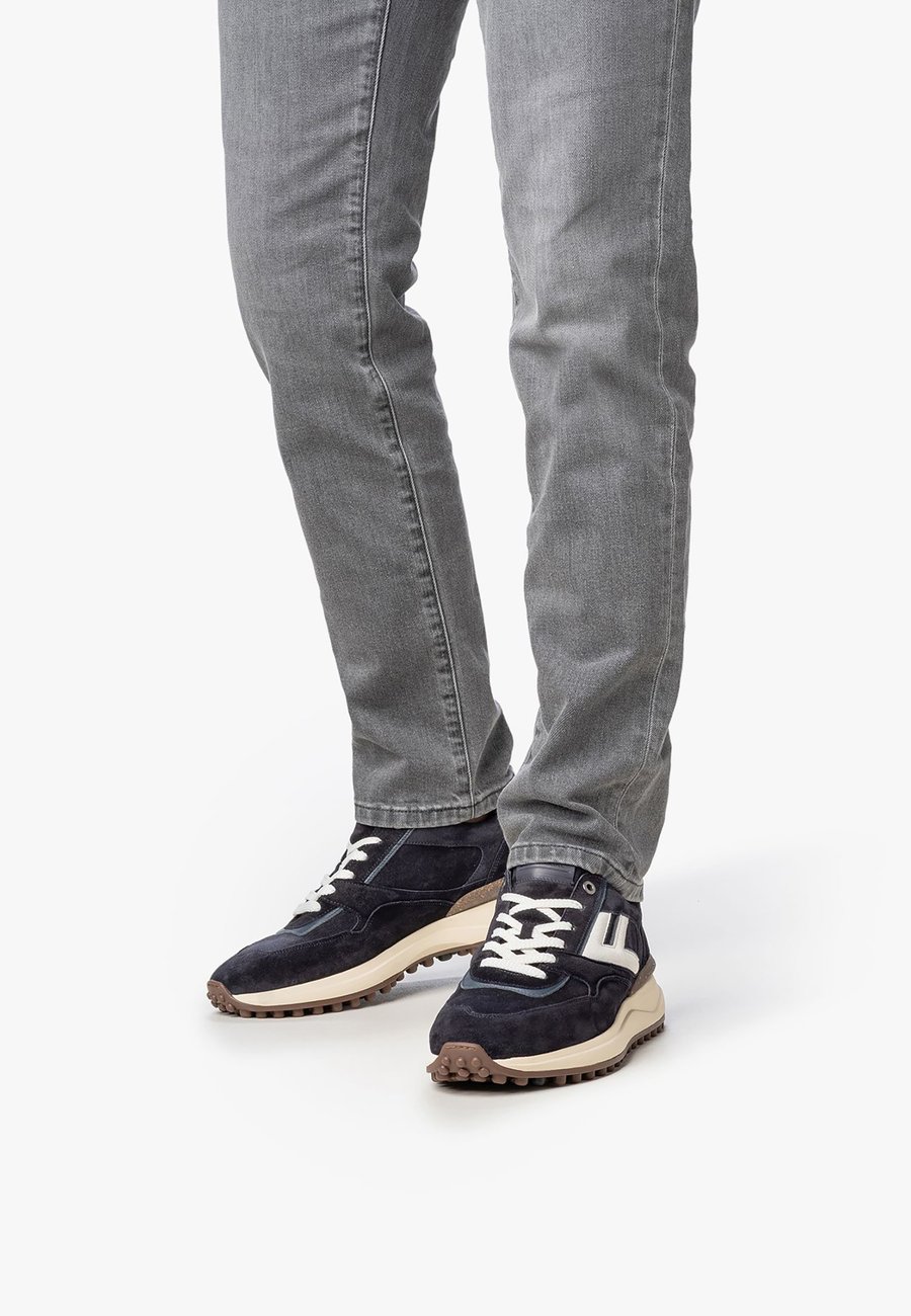 Кроссовки Floris van Bommel NOPPI, Darkblue/Dark Blue
Кроссовки Floris van Bommel NOPPI, Darkblue/Dark Blue