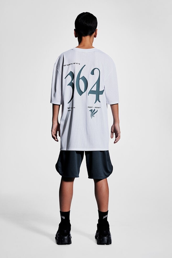 Спортивная футболка с принтом из сетки DryMove H&M, мультиколор
Спортивная футболка с принтом из сетки DryMove H&M, мультиколор