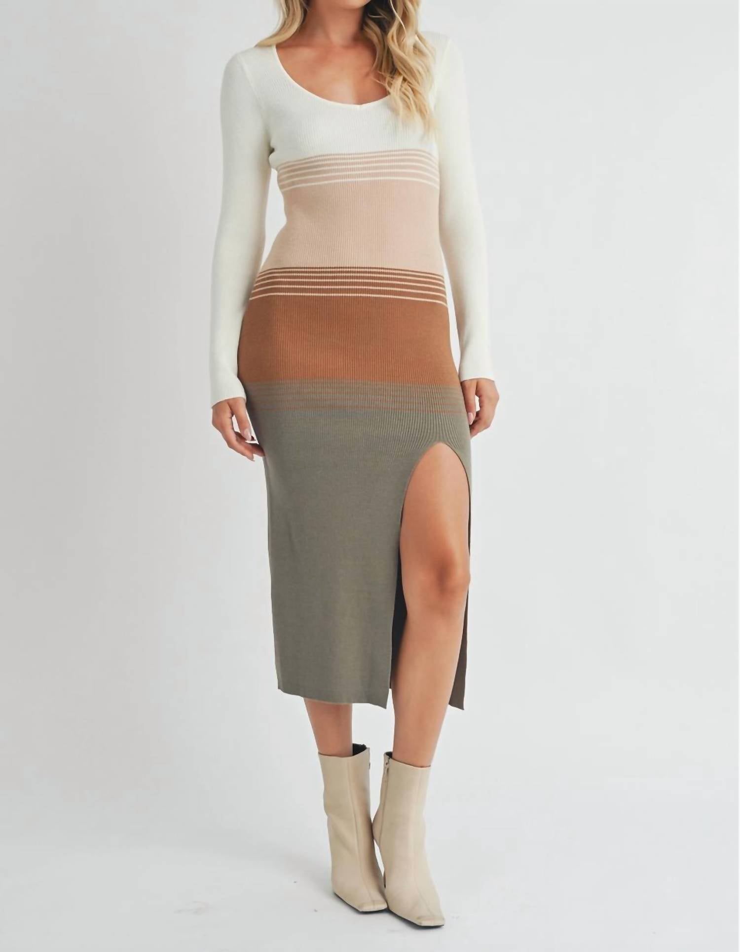 Свитер-платье Chic Layers в белом мультиколоре ENDLESS BLU.
Свитер-платье Chic Layers в белом мультиколоре ENDLESS BLU.