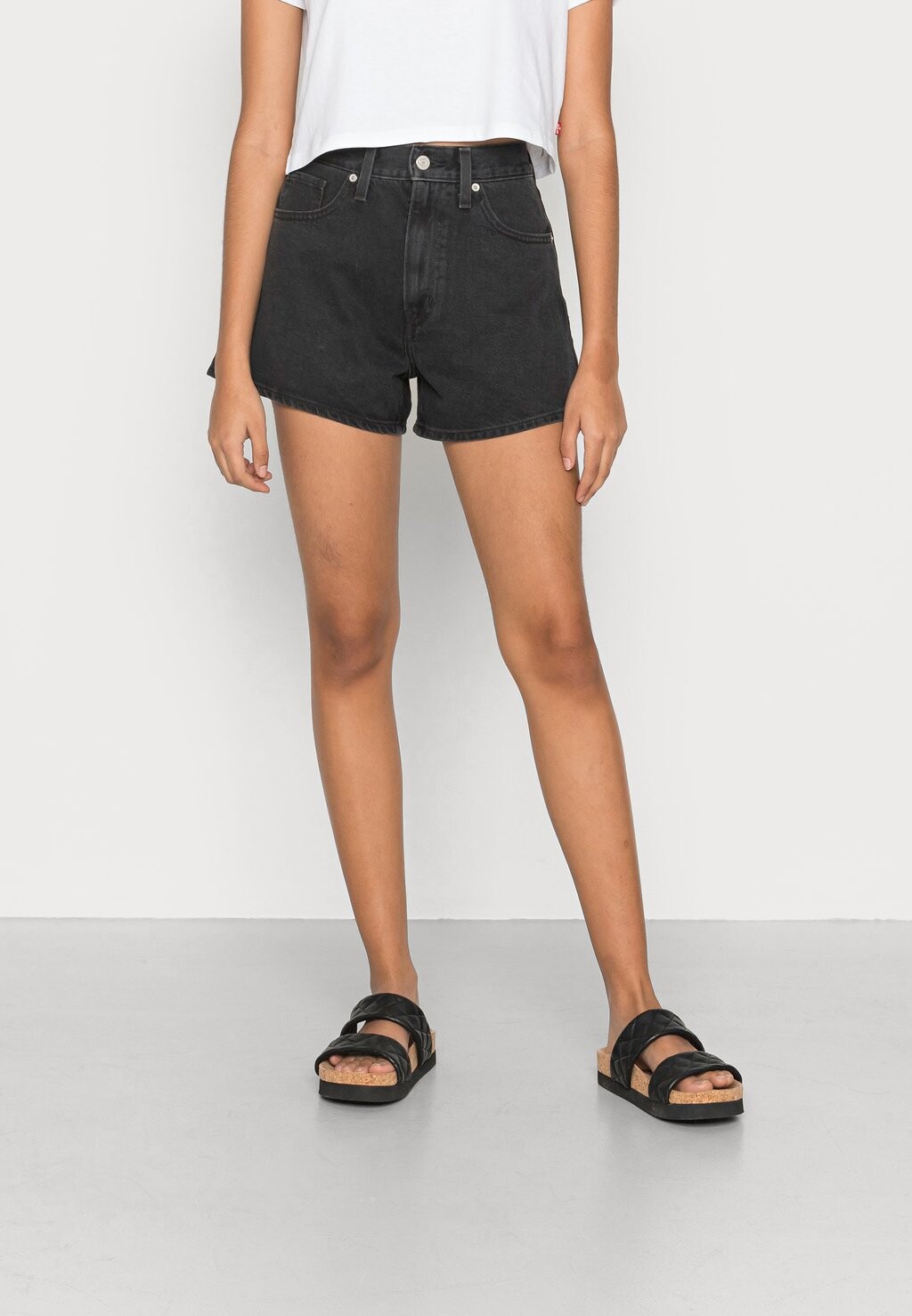 Джинсовые шорты Levi's High Waisted Mom, черный деним
Джинсовые шорты Levi's High Waisted Mom, черный деним