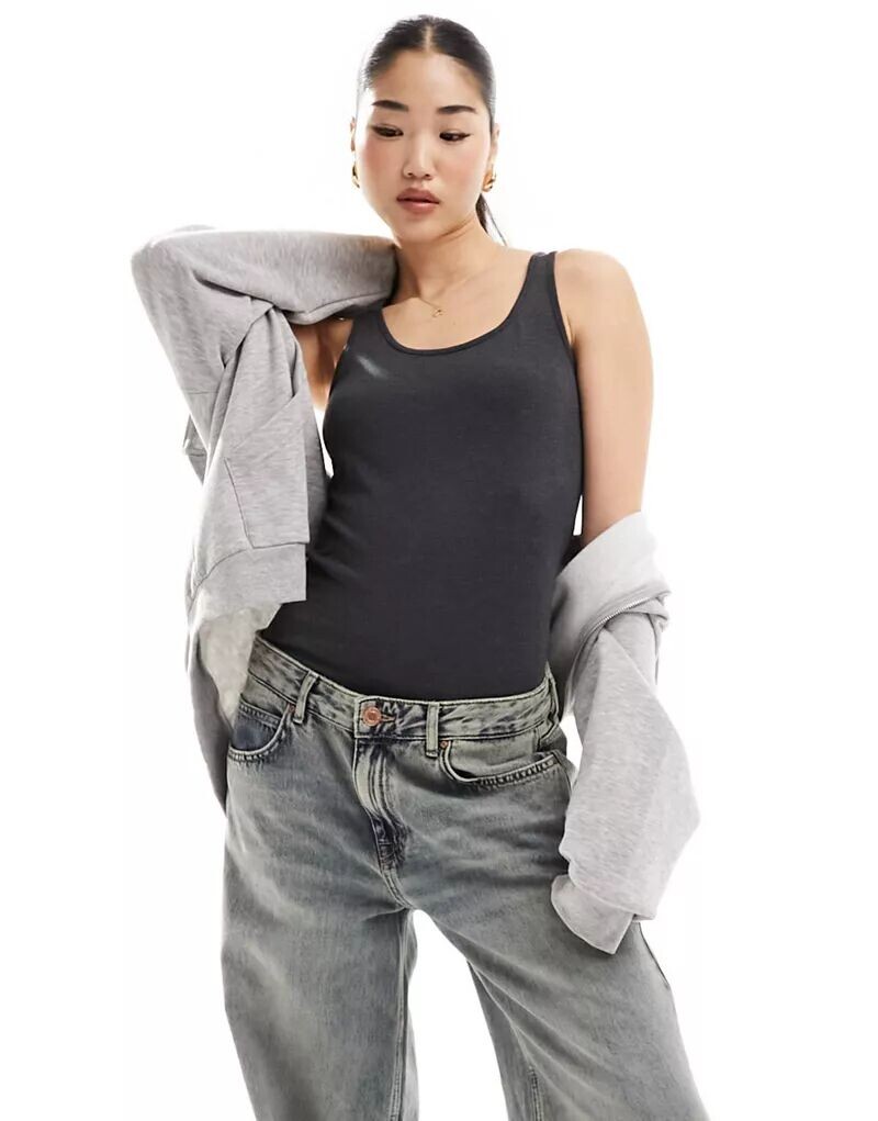 Темно-серая удлиненная майка Vero Moda
Темно-серая удлиненная майка Vero Moda