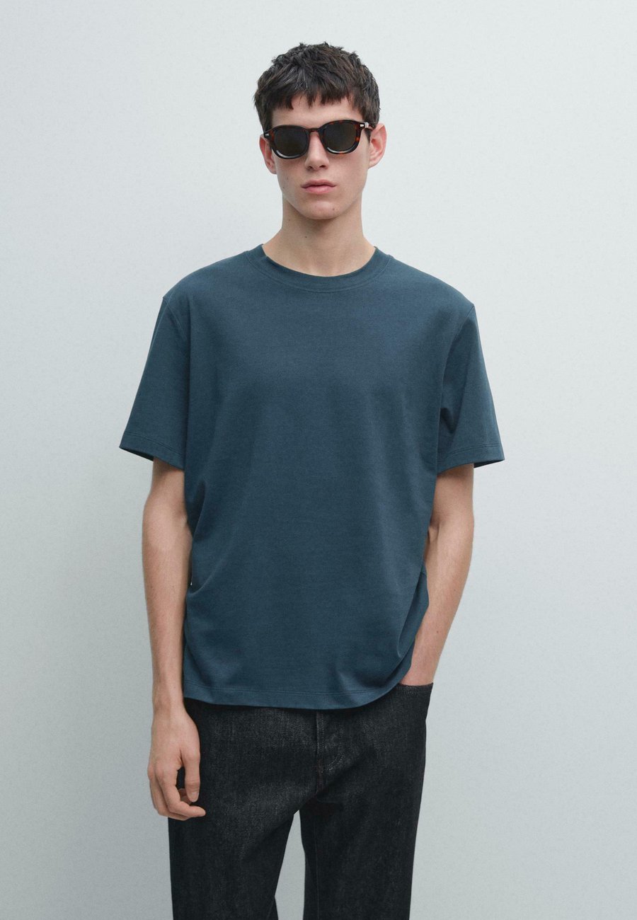 Футболка Massimo Dutti SHORT SLEEVE , Dark Blue
Футболка Massimo Dutti SHORT SLEEVE , Dark Blue
