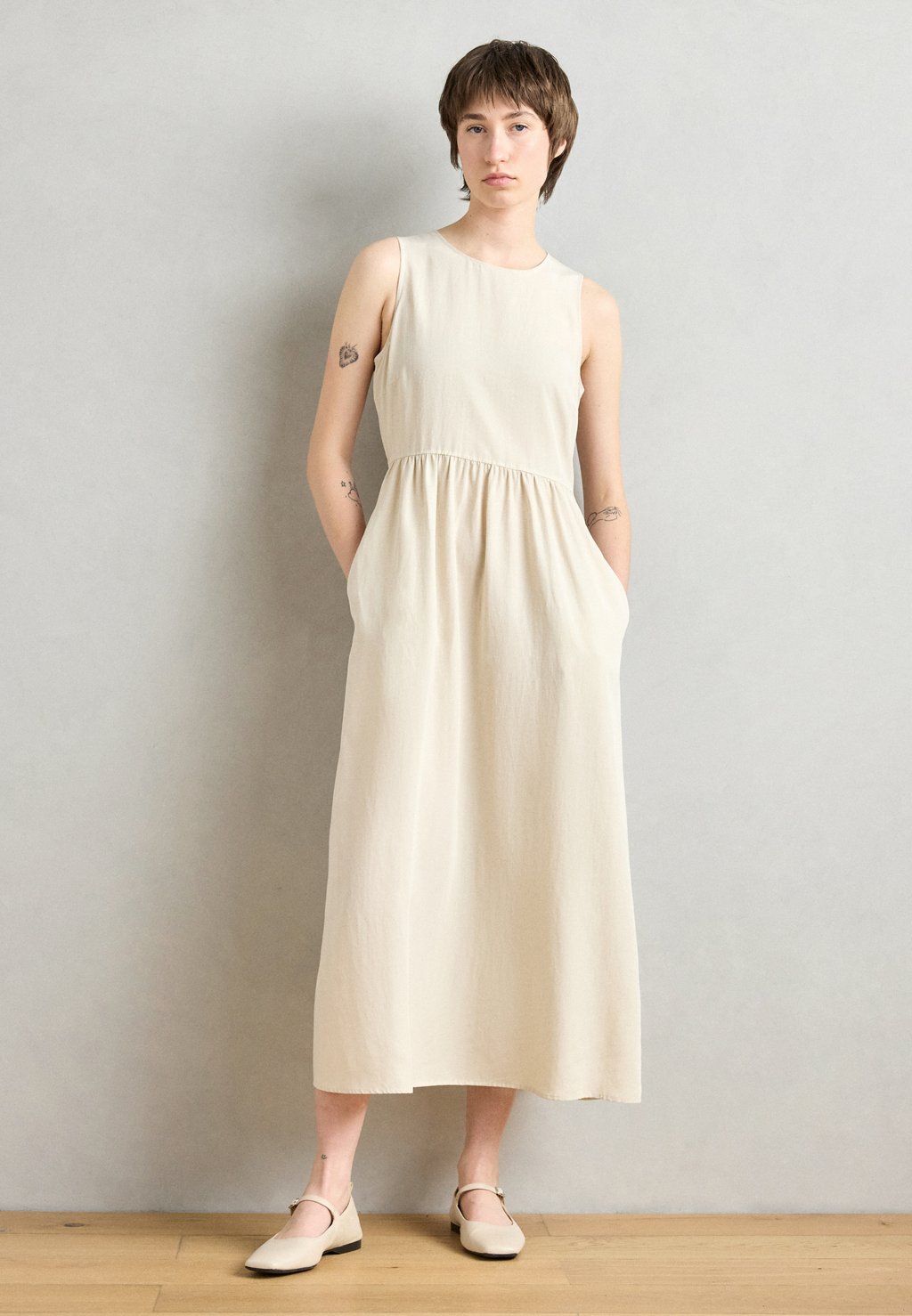 Повседневное платье DRESS MIDI LENGTH ROUND NECK FLARED SKIRT CUT OUT AND GATHERING DETAIL Marc O'Polo, Stone
Повседневное платье DRESS MIDI LENGTH ROUND NECK FLARED SKIRT CUT OUT AND GATHERING DETAIL Marc O'Polo, Stone