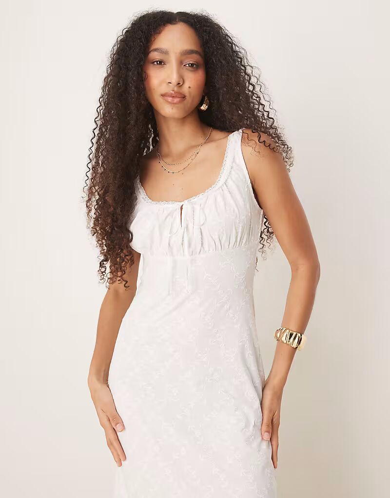 Платье-миди для доярки «Nobody's Child Melissa» белого цвета
Платье-миди для доярки «Nobody's Child Melissa» белого цвета