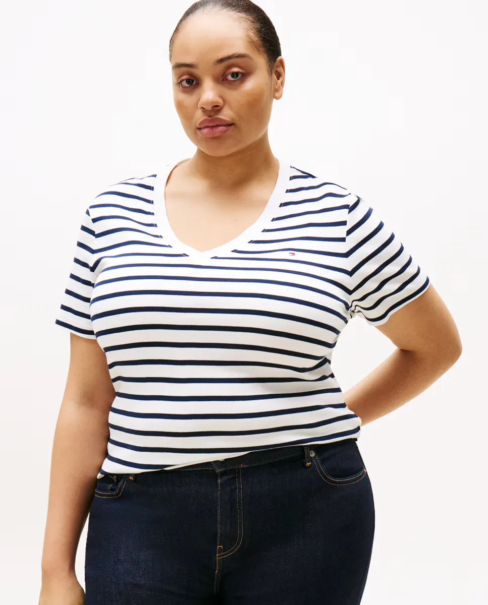 Женская футболка с короткими рукавами и V-образным вырезом Tommy Hilfiger Curve, тёмно-синий
Женская футболка с короткими рукавами и V-образным вырезом Tommy Hilfiger Curve, тёмно-синий
