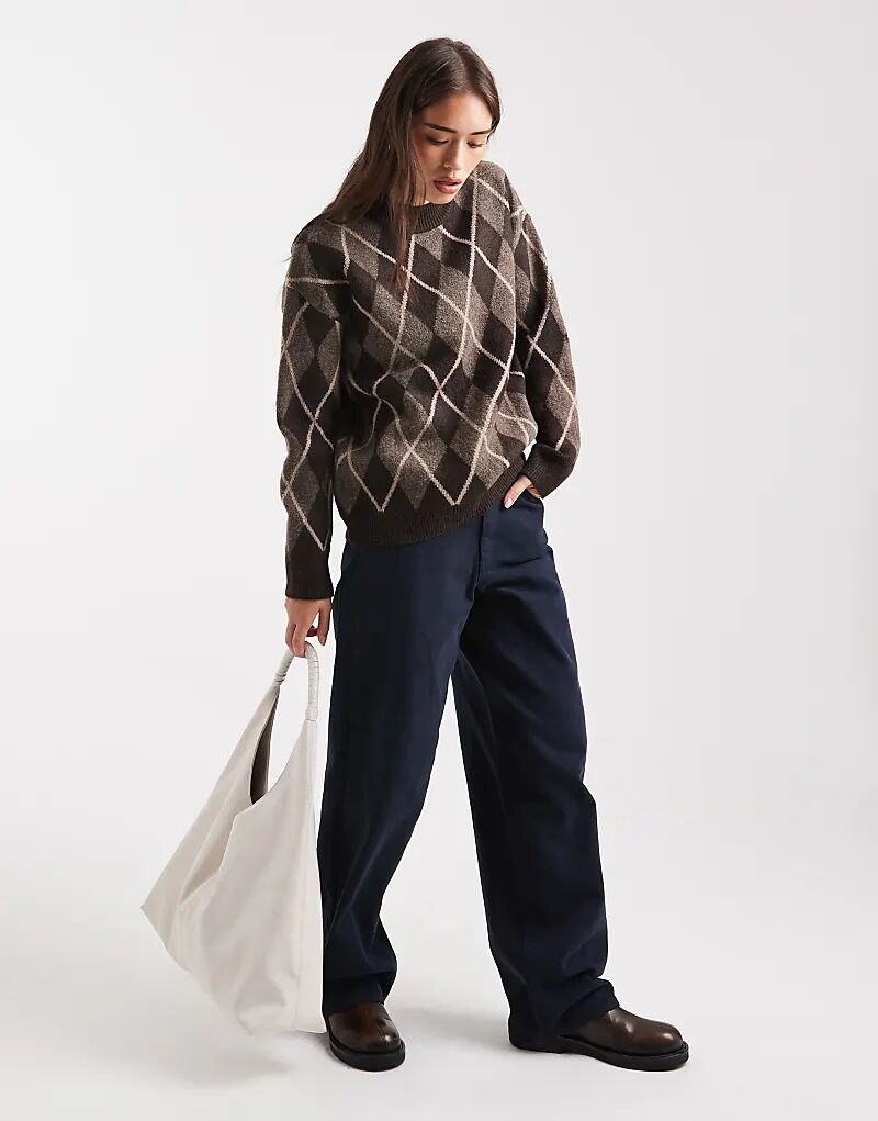 Потертый джемпер с круглым вырезом и коричневым узором в ромбики
Потертый джемпер с круглым вырезом и коричневым узором в ромбики