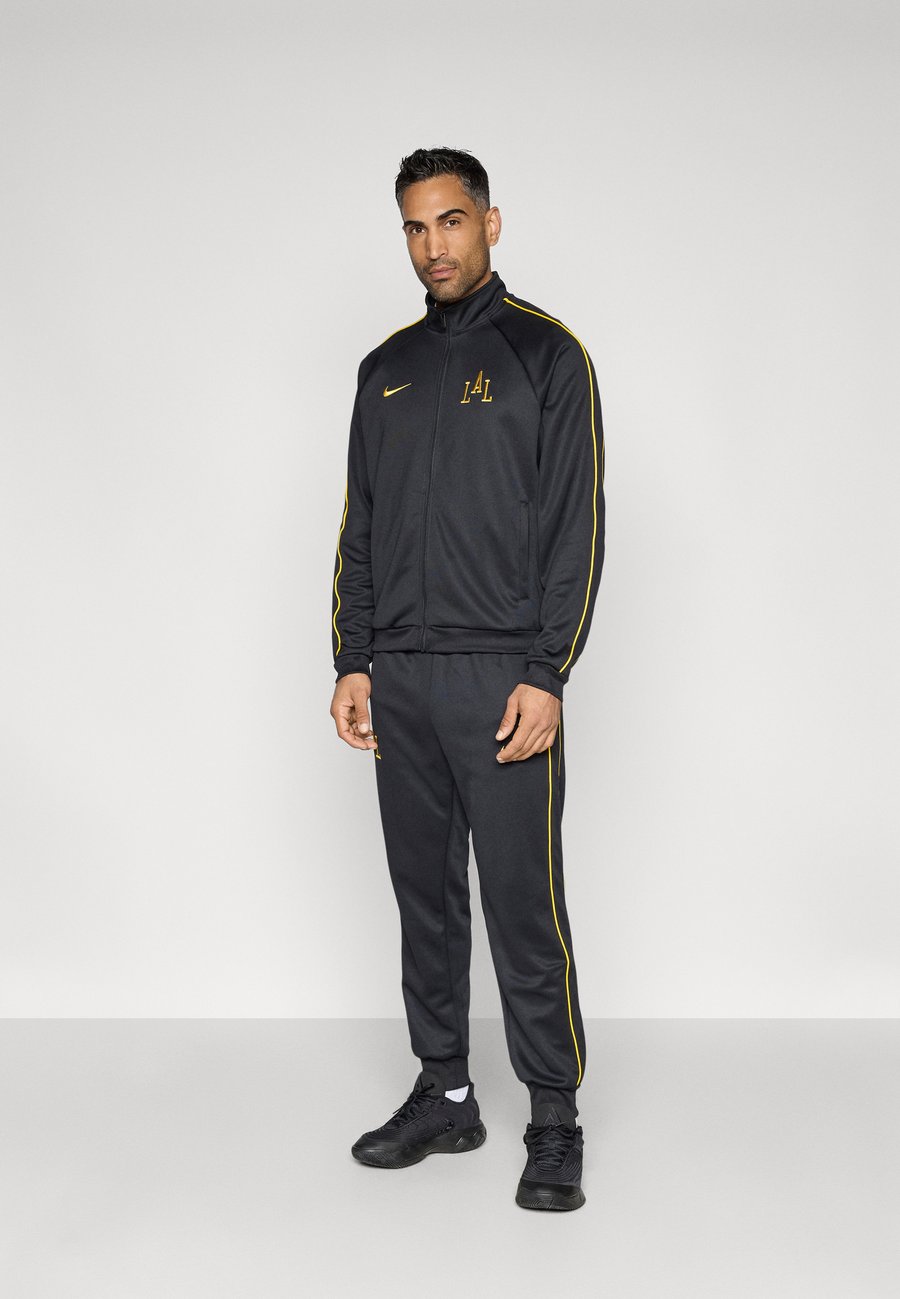 Спортивный костюм Nike Performance LOS ANGELES LAKERS CITY EDITION TRACKSUIT, Black/Amarillo/Black
Спортивный костюм Nike Performance LOS ANGELES LAKERS CITY EDITION TRACKSUIT, Black/Amarillo/Black