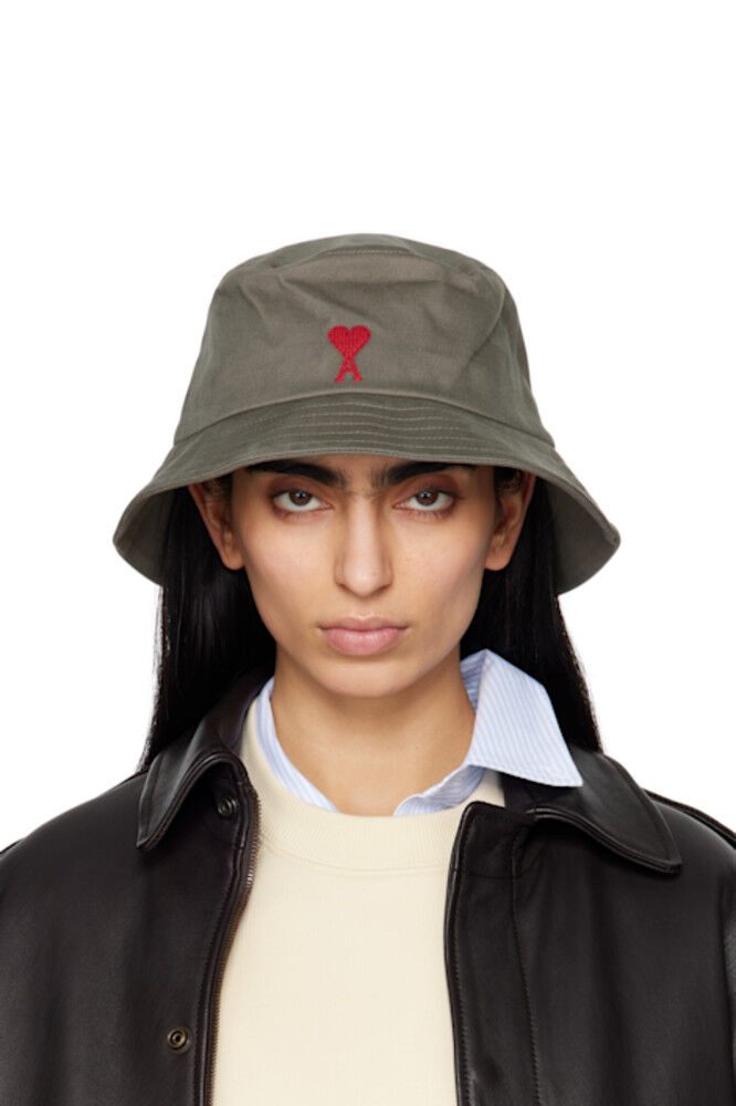 Серая хлопковая панама с вышивкой Ami de Coeur AMI Paris
Серая хлопковая панама с вышивкой Ami de Coeur AMI Paris