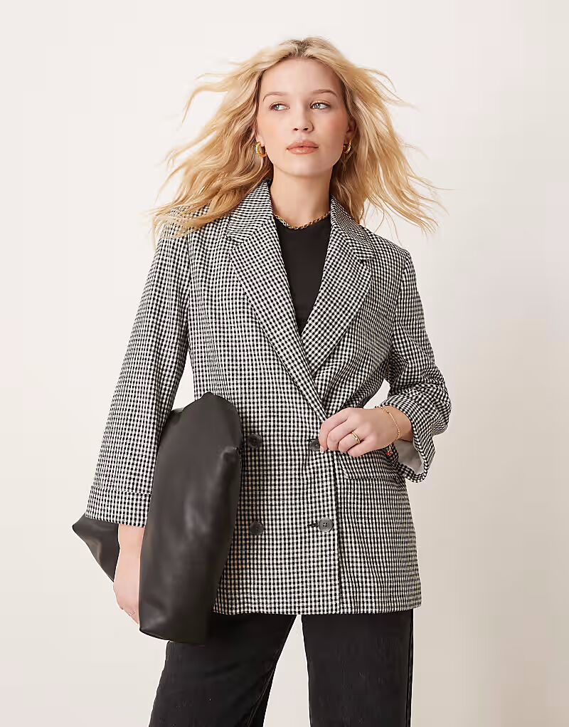 Свободный двубортный блейзер Abercrombie & Fitch в черную клетку
Свободный двубортный блейзер Abercrombie & Fitch в черную клетку