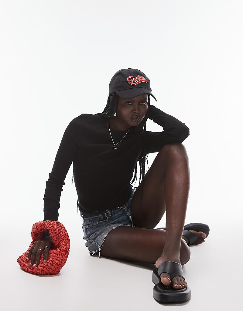 Topshop черная футболка в рубчик с закругленным низом
Topshop черная футболка в рубчик с закругленным низом