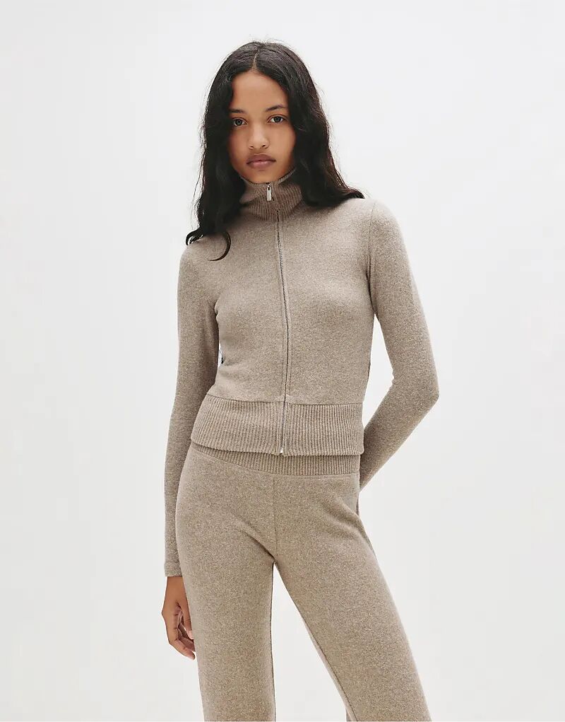 Мягкая на ощупь куртка на молнии Pull&Bear цвета охры
Мягкая на ощупь куртка на молнии Pull&Bear цвета охры