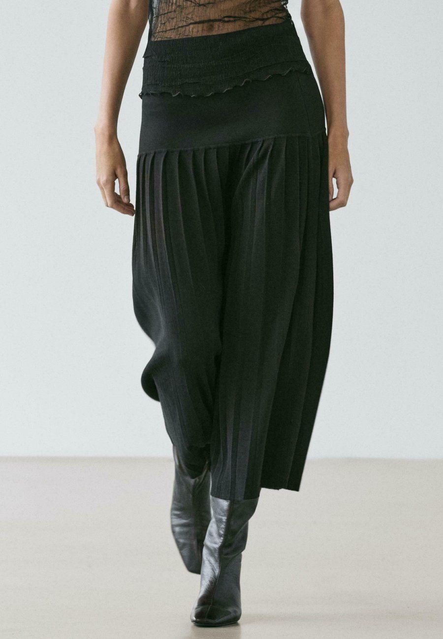 Юбка Massimo Dutti A-line skirt, Black
Юбка Massimo Dutti A-line skirt, Black