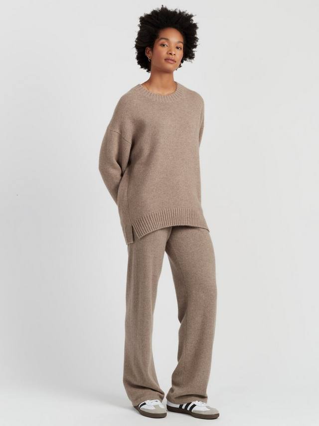 Джемпер из чистого кашемира с круглым вырезом Chinti & Parker, Warm Oatmeal
Джемпер из чистого кашемира с круглым вырезом Chinti & Parker, Warm Oatmeal