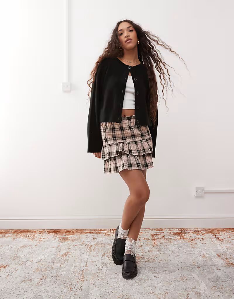 Мини-юбка Miss Selfridge с оборкой и клетчатым принтом
Мини-юбка Miss Selfridge с оборкой и клетчатым принтом