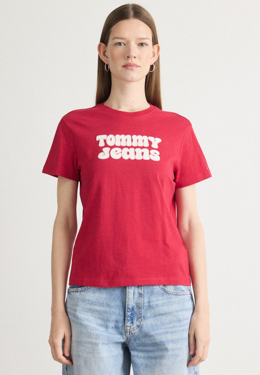 Футболка Tommy Jeans ESSENTIAL LOGO TEE, Ruby Rhubarb/Red
Футболка Tommy Jeans ESSENTIAL LOGO TEE, Ruby Rhubarb/Red