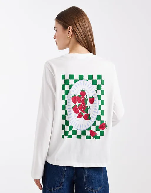 Белая объемная футболка с длинными рукавами и клетчатым рисунком клубники на спине Vero Moda, Белый, Белая объемная футболка с длинными рукавами и клетчатым рисунком клубники на спине Vero Moda
Белая объемная футболка с длинными рукавами и клетчатым рисунком клубники на спине Vero Moda, Белый, Белая объемная футболка с длинными рукавами и клетчатым рисунком клубники на спине Vero Moda