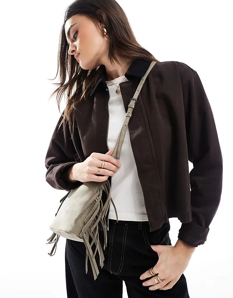 Маленькая сумка через плечо с кисточкой и швом в сером цвете Pull&Bear
Маленькая сумка через плечо с кисточкой и швом в сером цвете Pull&Bear