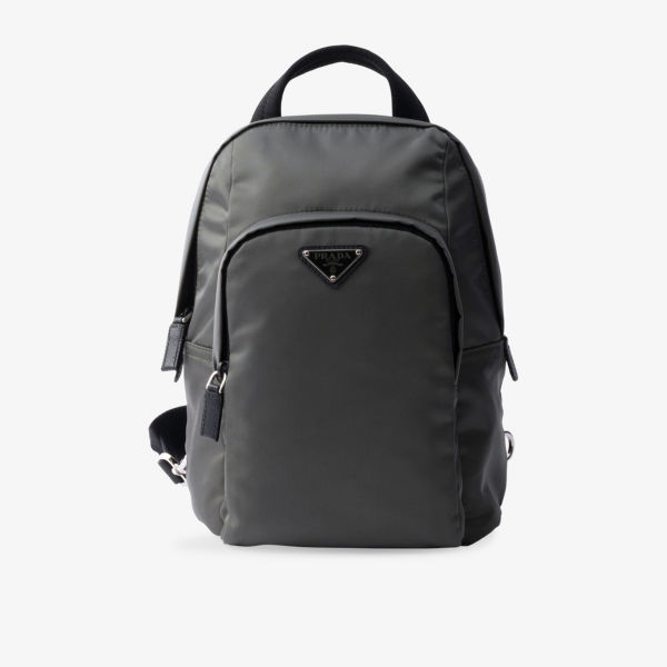 Рюкзак Prada из переработанного нейлона и кожи с логотипом-плашкой, зеленый
Рюкзак Prada из переработанного нейлона и кожи с логотипом-плашкой, зеленый