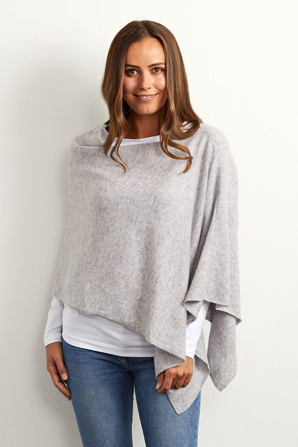 Кашемировое пончо с четырьмя полосками Lucy Cove, серый
Кашемировое пончо с четырьмя полосками Lucy Cove, серый