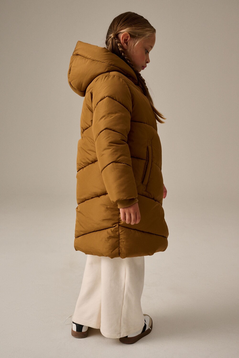 Водонепроницаемое пуховое пальто с капюшоном и узором «шеврон» (3–16 лет) Next, золотой