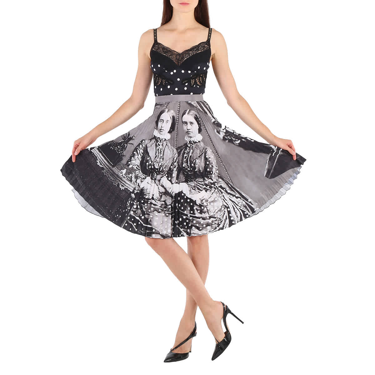 Платье Burberry в горох и с викторианским портретом, белый
Платье Burberry в горох и с викторианским портретом, белый