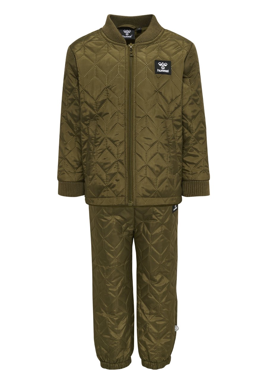 Зимняя куртка Hummel NULE MINI THERMO SET, Dark Olive/Olive
Зимняя куртка Hummel NULE MINI THERMO SET, Dark Olive/Olive