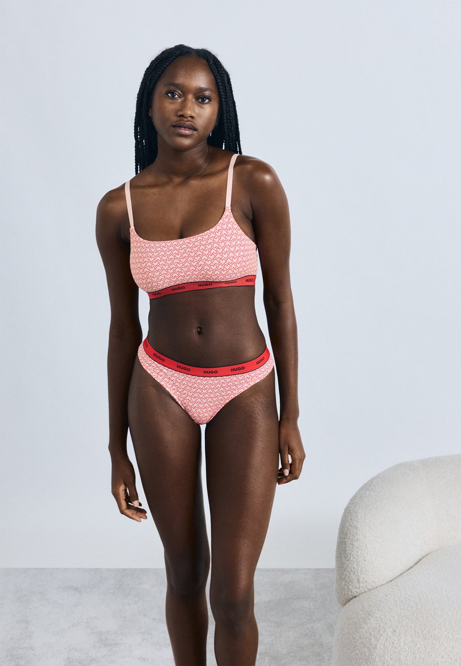 Трусы HUGO TRIPLET THONG DESIGN 3 PACK, Open Pink/Light Pink
Трусы HUGO TRIPLET THONG DESIGN 3 PACK, Open Pink/Light Pink