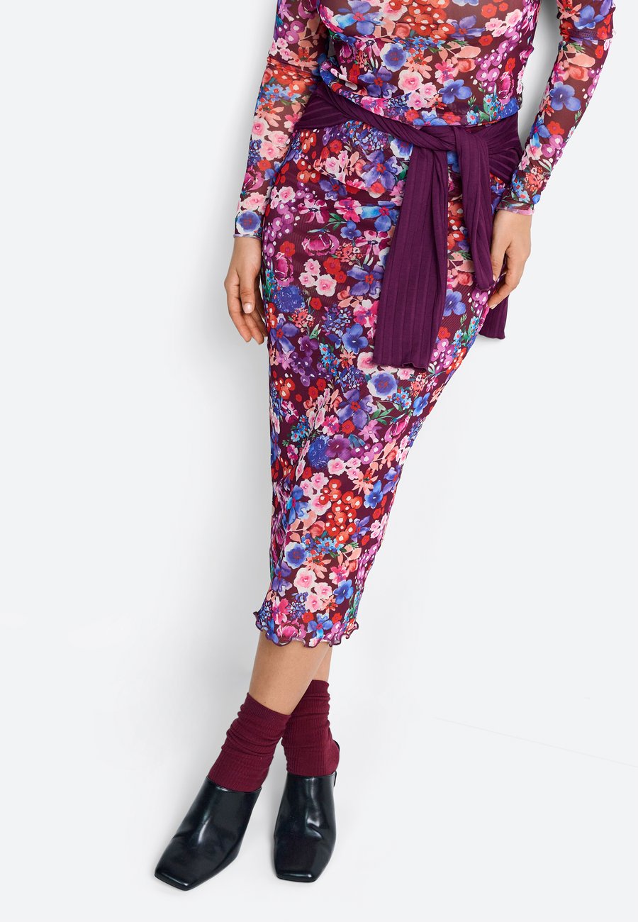 Юбка Rich & Royal Pencil skirt, Ruby Glow/Bordeaux
Юбка Rich & Royal Pencil skirt, Ruby Glow/Bordeaux