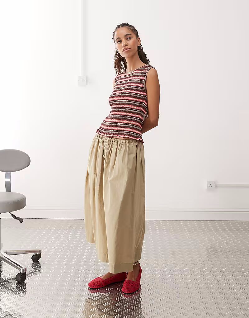 Майка-халат Monki без рукавов со сборками и оборкой по краю в коричневую полоску
Майка-халат Monki без рукавов со сборками и оборкой по краю в коричневую полоску