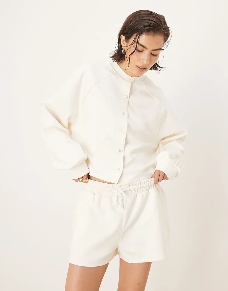 Короткие шорты из кофты-транслэка ASOS DESIGN кремового цвета
Короткие шорты из кофты-транслэка ASOS DESIGN кремового цвета