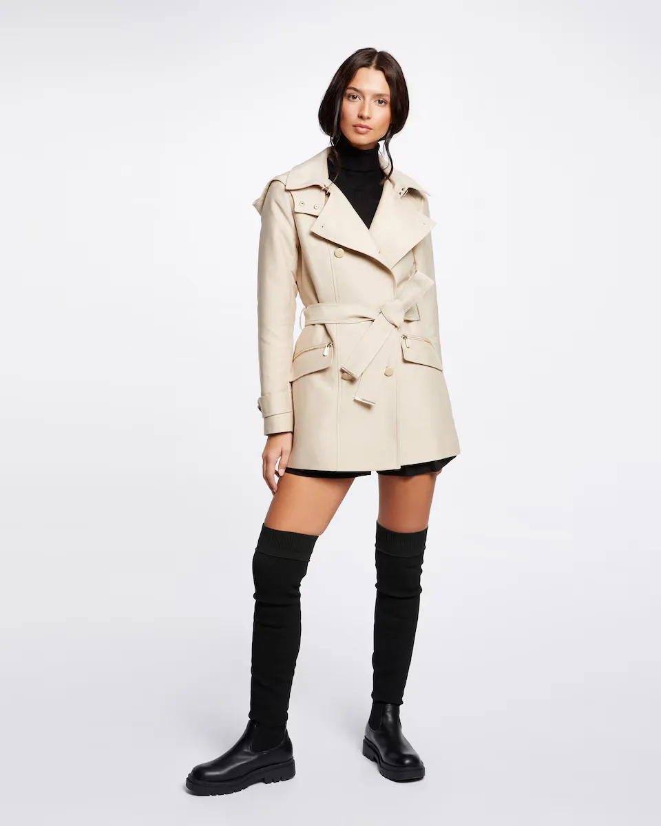Женский короткий тренч приталенного кроя с поясом и капюшоном Morgan, бежевый
Женский короткий тренч приталенного кроя с поясом и капюшоном Morgan, бежевый