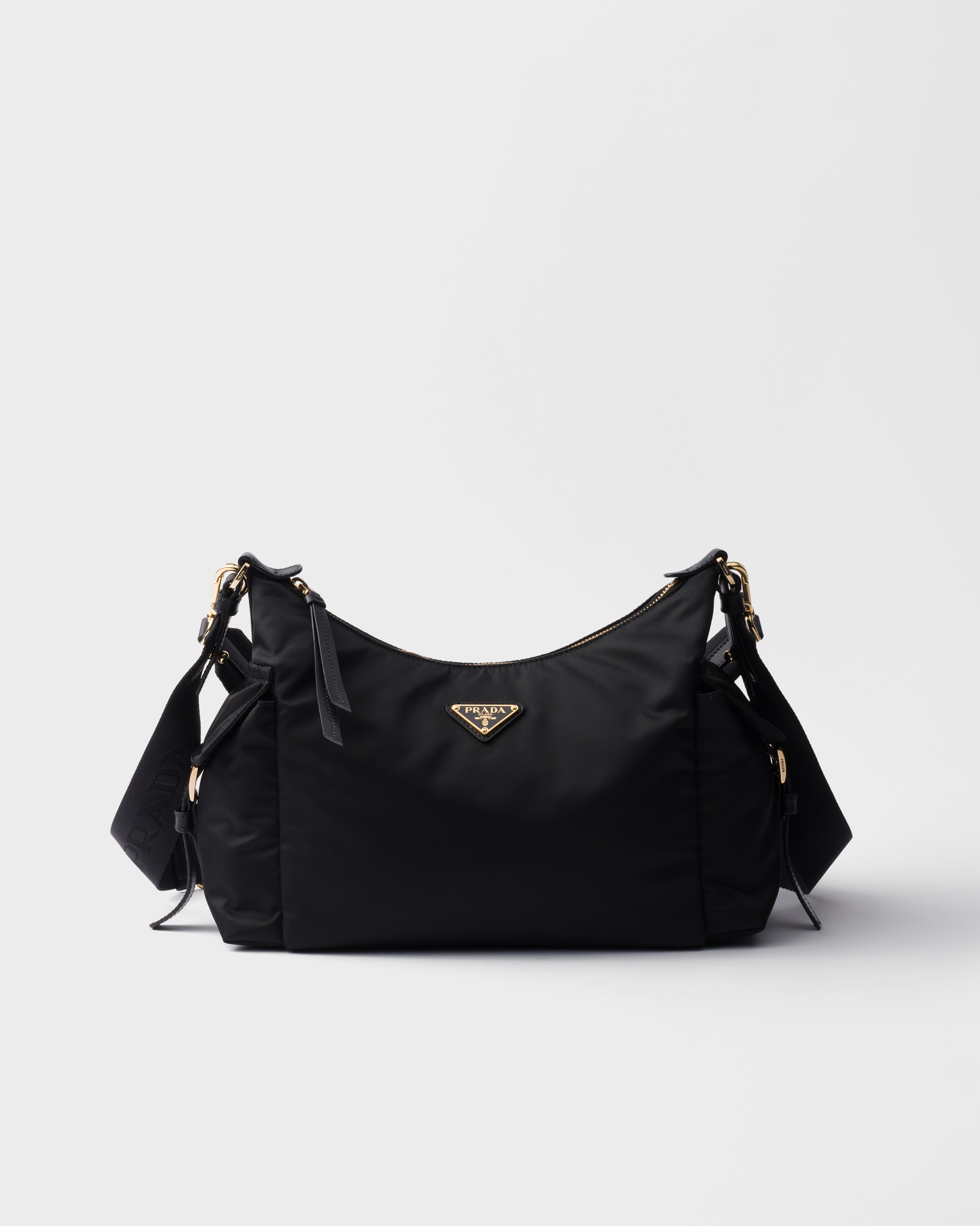 Сумка Prada Explore большая из переработанного нейлона и кожи, черный
Сумка Prada Explore большая из переработанного нейлона и кожи, черный
