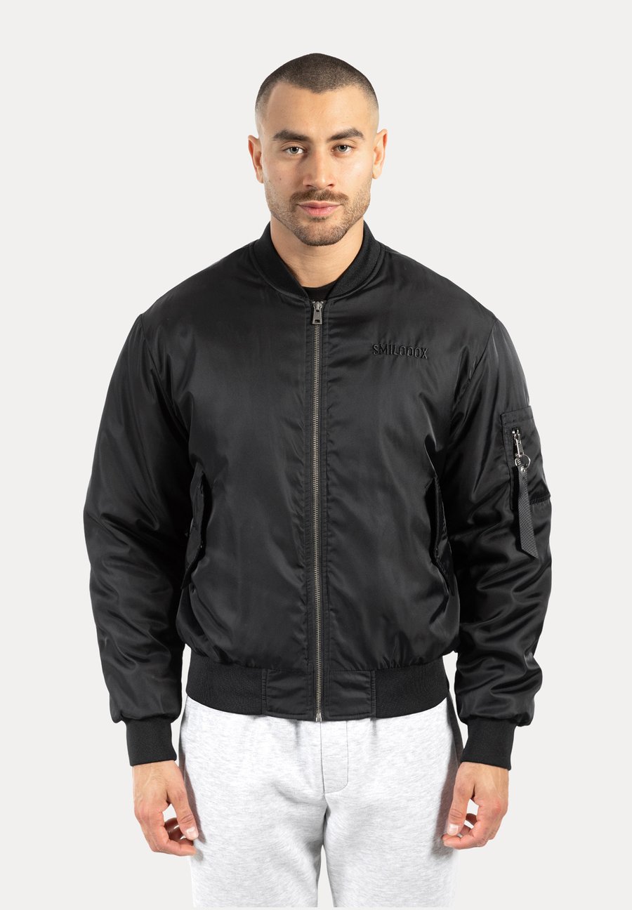 Куртка Smilodox STREETWEAR BOMBER LOGO DAXTON, Schwarz/Black
Куртка Smilodox STREETWEAR BOMBER LOGO DAXTON, Schwarz/Black