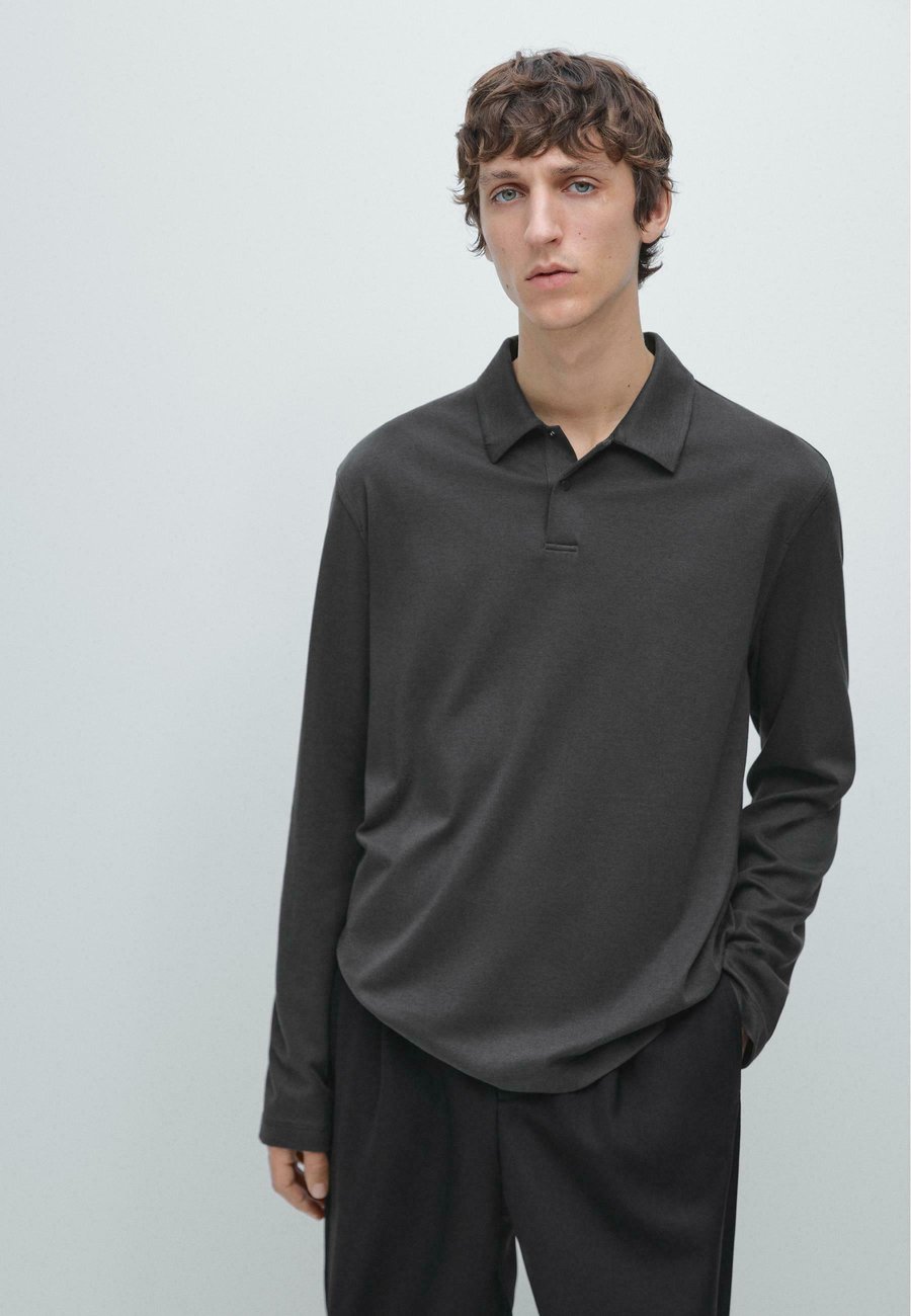Поло Massimo Dutti WITH SNAP BUTTON, Dark Grey
Поло Massimo Dutti WITH SNAP BUTTON, Dark Grey