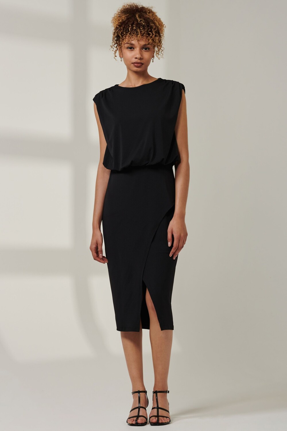 Платье футляр Kira с драпировкой и ярусами Jolie Moi, черный
Платье футляр Kira с драпировкой и ярусами Jolie Moi, черный