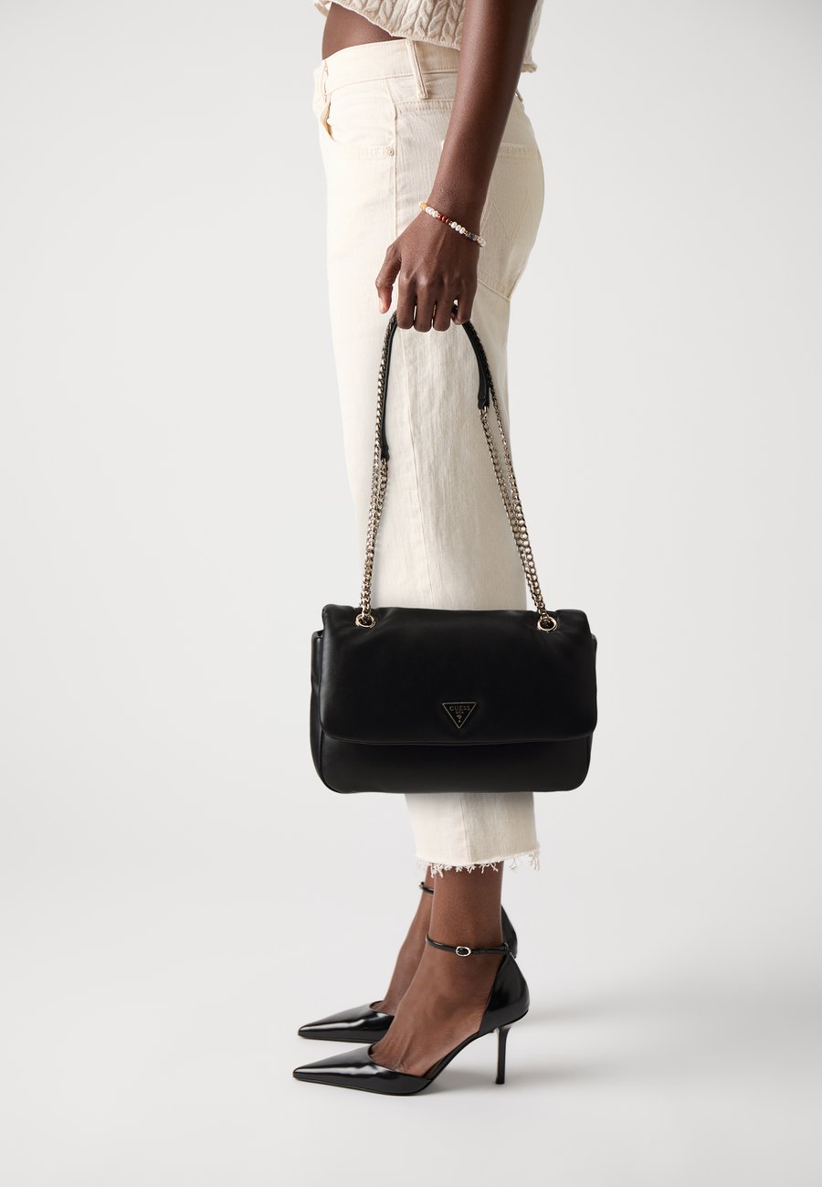 Сумка кросс-боди Guess SUNETRA CONVERTIBLE XBODY FLAP, Black
Сумка кросс-боди Guess SUNETRA CONVERTIBLE XBODY FLAP, Black