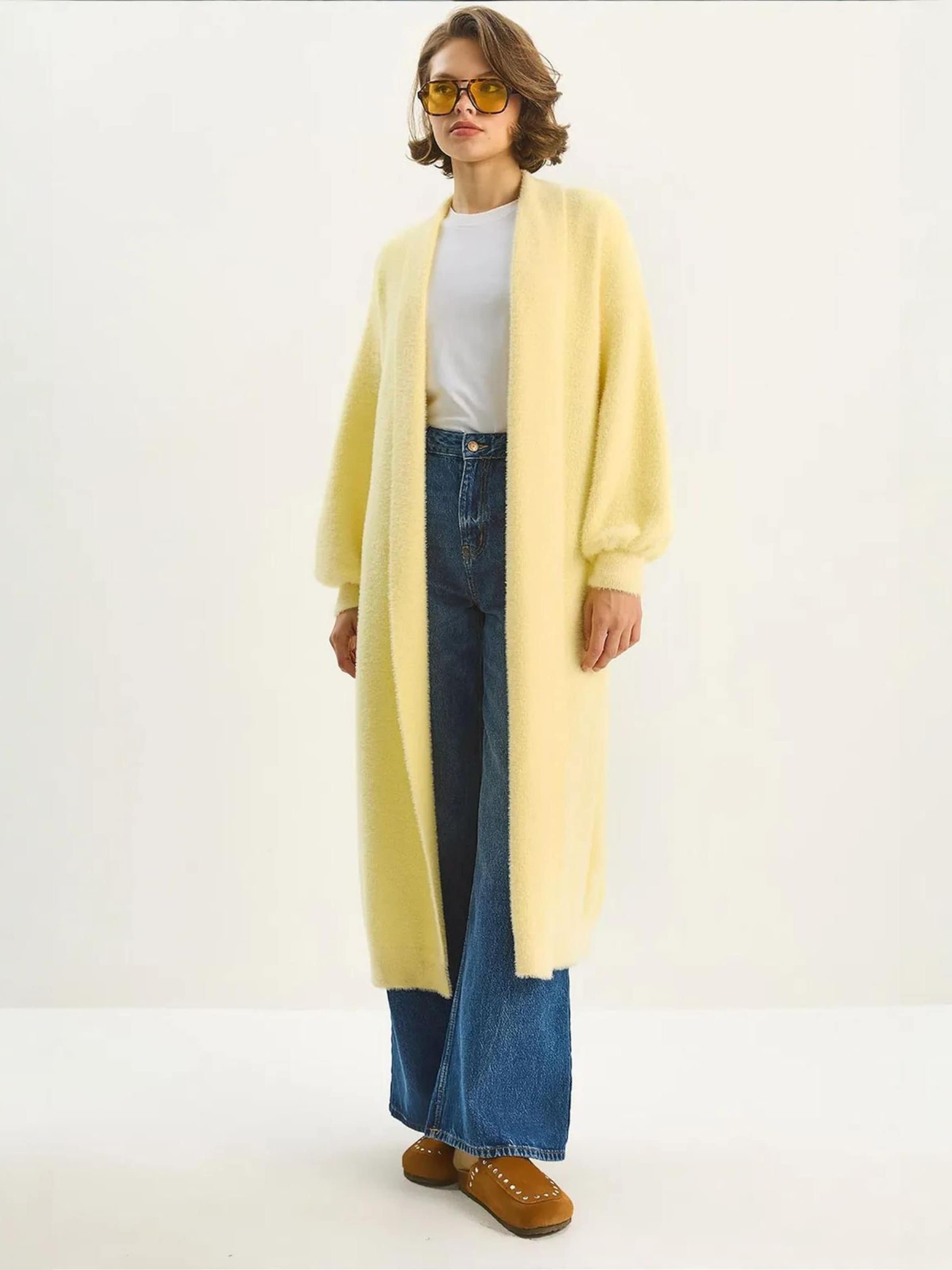 Bianco Lucci Вязаное пальто лимонного цвета
Bianco Lucci Вязаное пальто лимонного цвета