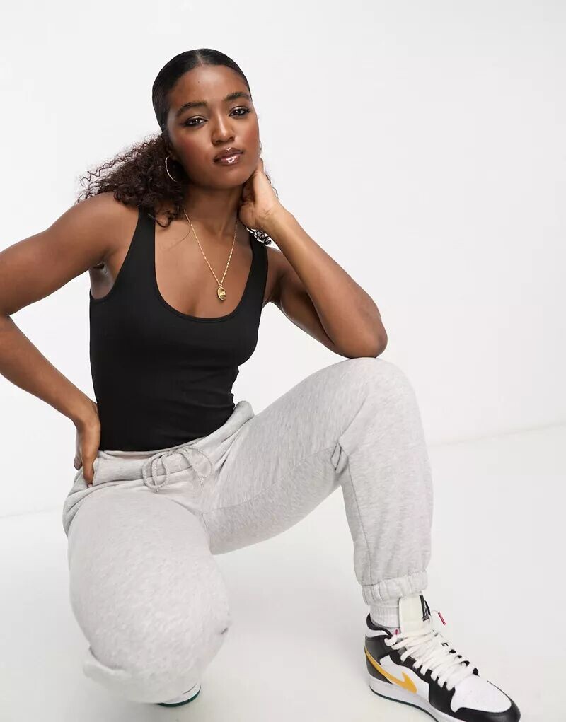 Черная удлиненная майка Vero Moda
Черная удлиненная майка Vero Moda