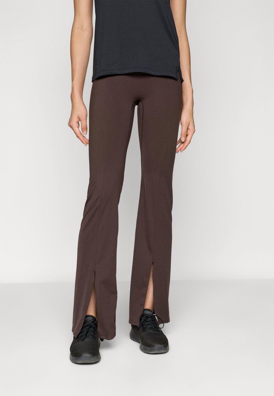 Леггинсы Björn Borg STUDIO FLARED SLIT , Molé/Dark Brown
Леггинсы Björn Borg STUDIO FLARED SLIT , Molé/Dark Brown