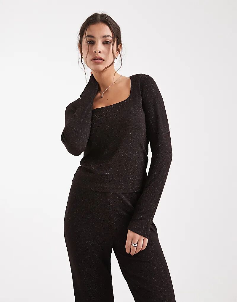 Блестящий лонгслив Vero Moda с длинными рукавами и квадратным вырезом в шоколадном и медном цветах
Блестящий лонгслив Vero Moda с длинными рукавами и квадратным вырезом в шоколадном и медном цветах