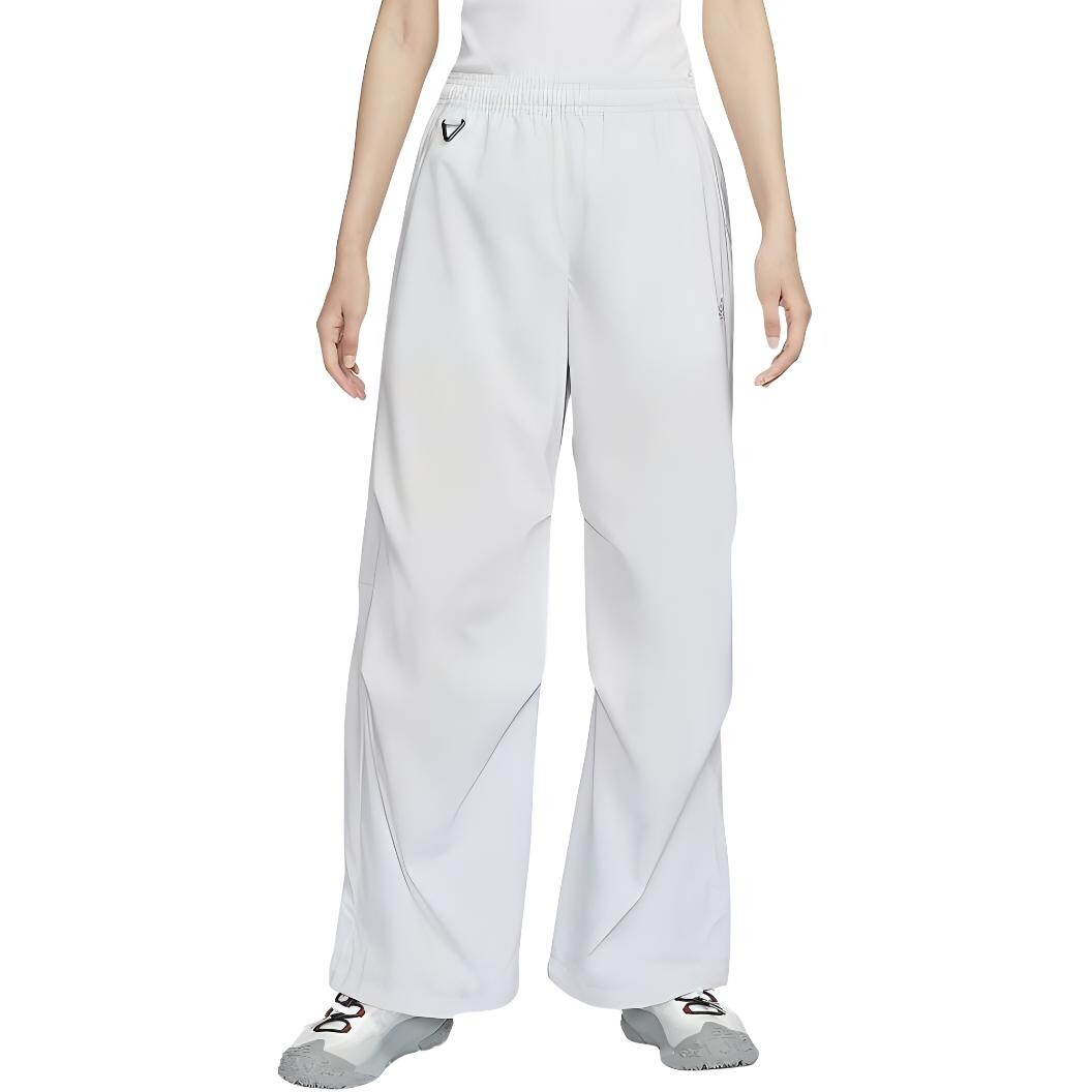 Повседневные брюки женские фотонно-серые / горные вершины белые Nike
Повседневные брюки женские фотонно-серые / горные вершины белые Nike