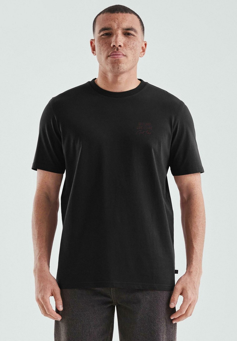 Футболка QS Basic T-shirt, Schwarz/Black, Черный, Футболка QS Basic T-shirt, Schwarz/Black
Футболка QS Basic T-shirt, Schwarz/Black, Черный, Футболка QS Basic T-shirt, Schwarz/Black