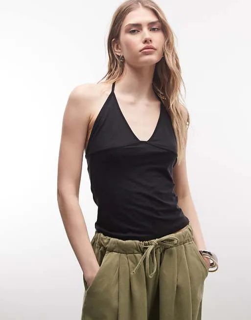 Черный топ с узкими бретельками и v-образным вырезом Weekday
Черный топ с узкими бретельками и v-образным вырезом Weekday