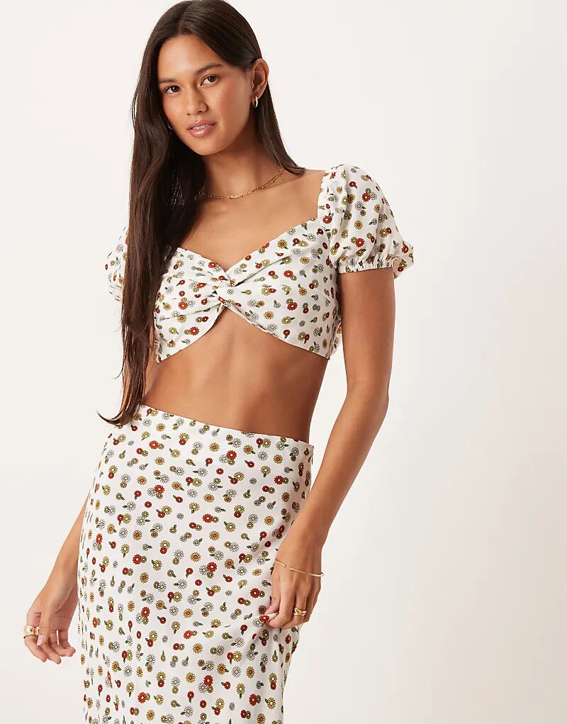 Укороченный топ Collective The Label с завязками сзади и перекручиванием спереди, с белым мелким рисунком в виде ромашки
Укороченный топ Collective The Label с завязками сзади и перекручиванием спереди, с белым мелким рисунком в виде ромашки