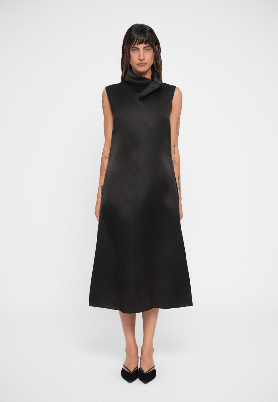 Платье 440ME FUNNEL NECK DRESS, Dark Brown
Платье 440ME FUNNEL NECK DRESS, Dark Brown